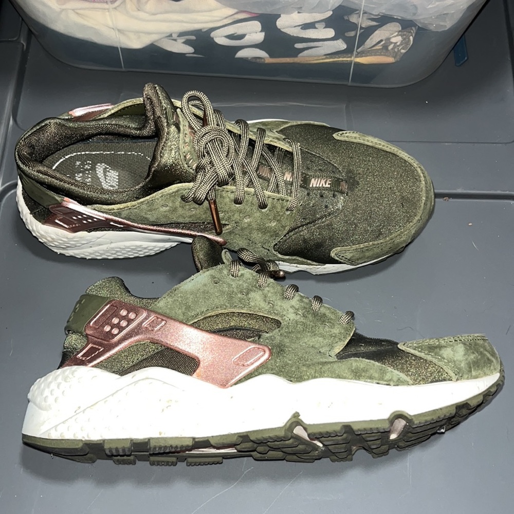 💜BOGO FREE-Women’s huaraches in size 8-left has a little hole on left